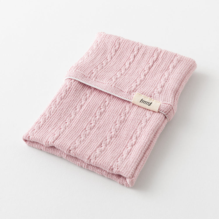 Midori Notebook’s HARAMAKI A6～B6 in Baby Pink, shown in packaging. A soft cable-knit pouch with flap cover, designed to wrap around a planner like a belly warmer, with stretchable pockets for pens and small essentials.