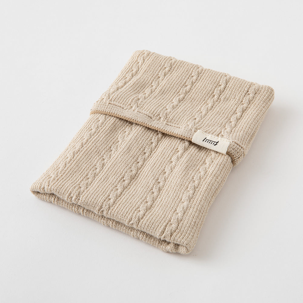 Midori Notebook’s HARAMAKI A6～B6 in Beige, shown in packaging. A soft cable-knit pouch with flap cover, designed to wrap around a planner like a belly warmer, with stretchable pockets for pens and small essentials.