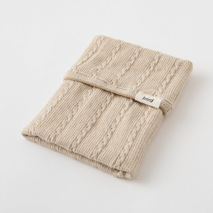 Midori Notebook’s HARAMAKI A6～B6 in Beige, shown in packaging. A soft cable-knit pouch with flap cover, designed to wrap around a planner like a belly warmer, with stretchable pockets for pens and small essentials.