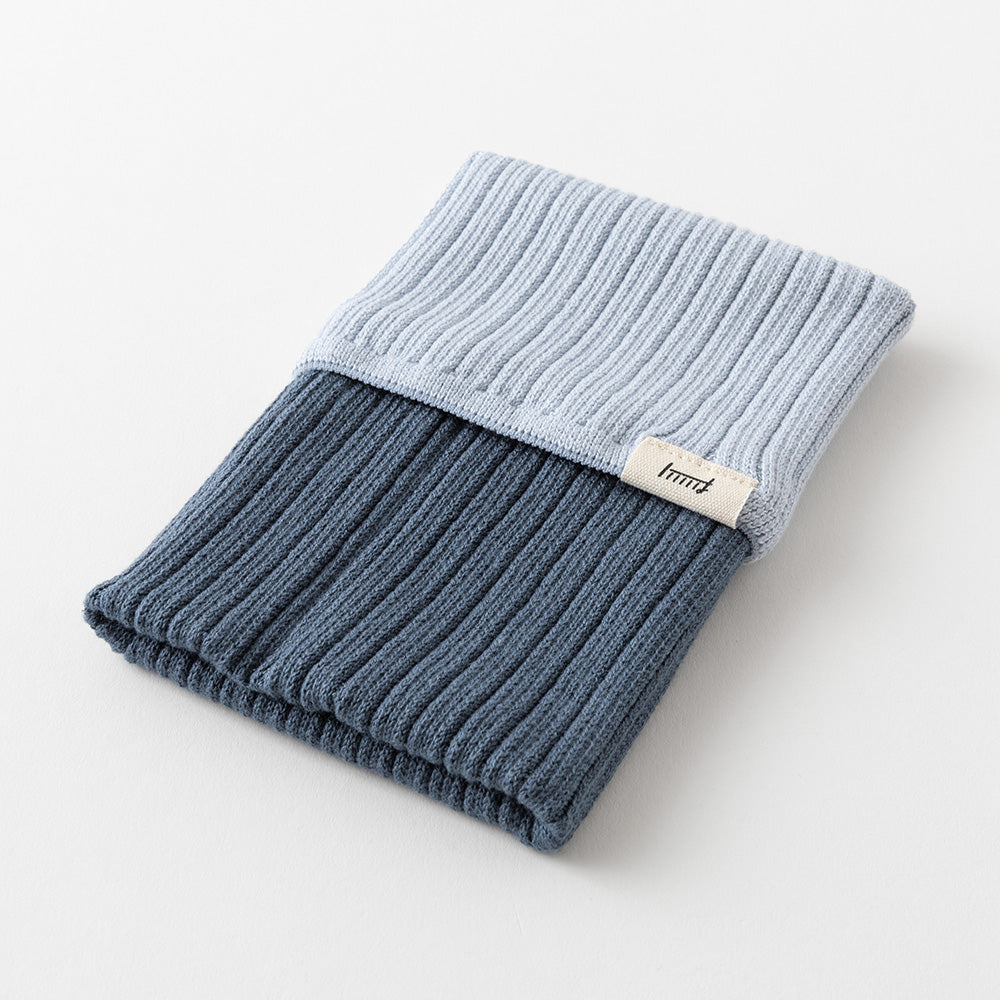 Midori Notebook’s HARAMAKI A6～B6 in Two-tone Gray, shown in packaging. A soft cable-knit pouch with flap cover, designed to wrap around a planner like a belly warmer, with stretchable pockets for pens and small essentials.